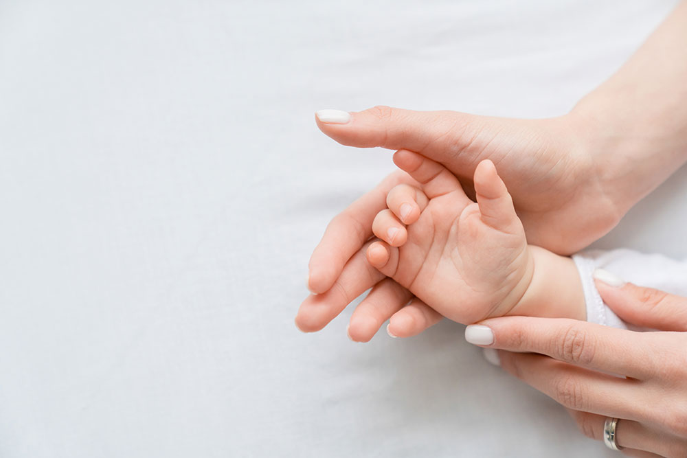 Мама с ребёнком на руках. Мамины руки. Маленькие руки. Ребенок маленький на руке картинка белый фон. Mom's hand